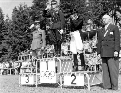lis-hartel-1952-olympic-podium-19522